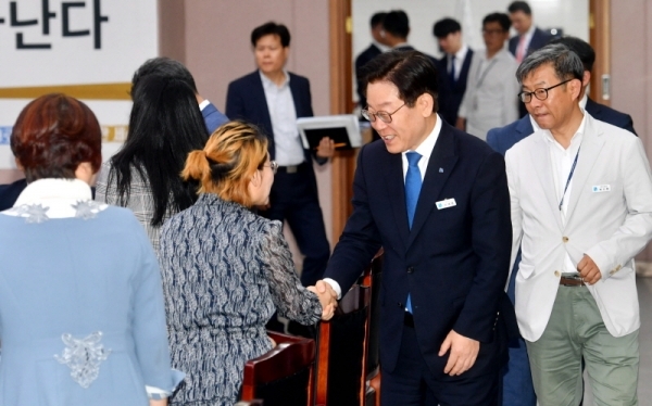 20일 경기도청 제1회의실에서 열린 ‘2019년도 제1회 경기도 노사민정협의회‘ 경지지방고용노동청 신설 촉구 협약식 및 경기지역화폐 활성화 선언식에서 이재명 경기도지사가 참석자들과 인사를 나누고 있다.전형민기자