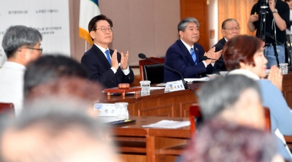 20일 경기도청 제1회의실에서 열린 ‘2019년도 제1회 경기도 노사민정협의회‘ 경지지방고용노동청 신설 촉구 협약식 및 경기지역화폐 활성화 선언식에서 이재명 경기도지사 등 참석자들이 박수를 치고 있다.전형민기자