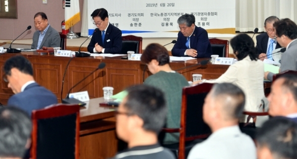 20일 경기도청 제1회의실에서 열린 ‘2019년도 제1회 경기도 노사민정협의회‘ 경지지방고용노동청 신설 촉구 협약식 및 경기지역화폐 활성화 선언식에서 이재명 경기도지사가 인사말을 하고 있다.전형민기자