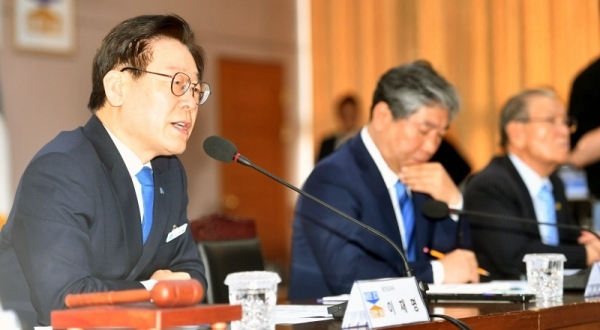 20일 경기도청 제1회의실에서 열린 ‘2019년도 제1회 경기도 노사민정협의회‘ 경지지방고용노동청 신설 촉구 협약식 및 경기지역화폐 활성화 선언식에서 이재명 경기도지사가 인사말을 하고 있다.전형민기자