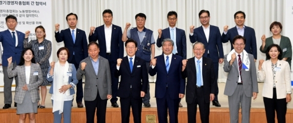 20일 경기도청 제1회의실에서 열린 ‘2019년도 제1회 경기도 노사민정협의회‘ 경지지방고용노동청 신설 촉구 협약식 및 경기지역화폐 활성화 선언식에서 이재명 경기도지사, 송한준 경기도의회 의장, 김용묵 한국노총 경기지역본부 의장, 조용이 경기경영자총연합회 회장 등 참석자들이 경기지역화폐 활성화를 통해 골목상권과 소상공인의 매출증대 및 지역활성화를 통해 일자리 창출에 앞장설 것을 다짐하고 있다.전형민기자