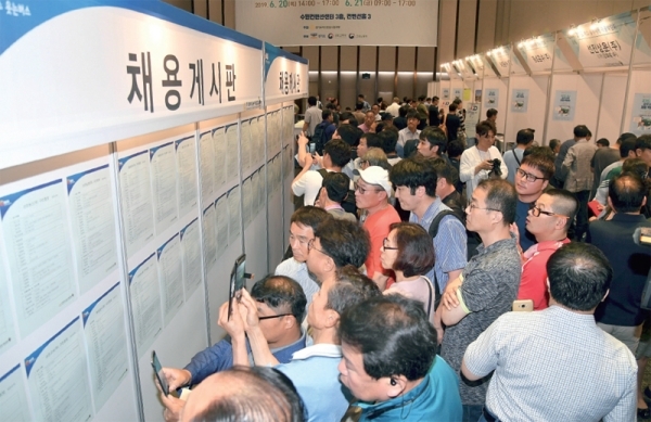 20일 수원시 영통구 수원컨벤션센터에서 열린 ‘경기도 버스 승무사원 채용박람회’에서 구직자들이 일자리를 찾고 있다. 21일 오후 5시까지 열리는 이번 채용박람회에서는 경기지역 30개 주요 버스사업장(300인 이상 고용 17개 업체, 300인 미만 고용 13개 업체)이 참여해 1대1 취업상담 등을 통해 직원을 채용할 계획이다. 전형민기자