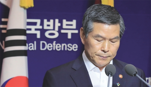 정경두 국방부 장관이 20일 오전 서울 용산구 국방부에서 ‘북한 어선 삼척항 진입 사건’과 관련해 대국민 사과문을 읽고 있다. 연합뉴스