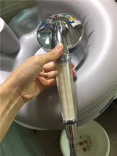 광주시 한 빌라단지 가정집의 수돗물 필터가 변색해 있다. 연합뉴스