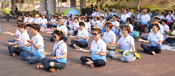 22일 수원 광교 호수공원에서 열린 '지구시민의 날 기념 - 제2회 지구시민 페스티벌'에서 경기국학기공협회의 명상 캠페인에서 시민들이 명상체험을 하고 있다. 윤원규기자
