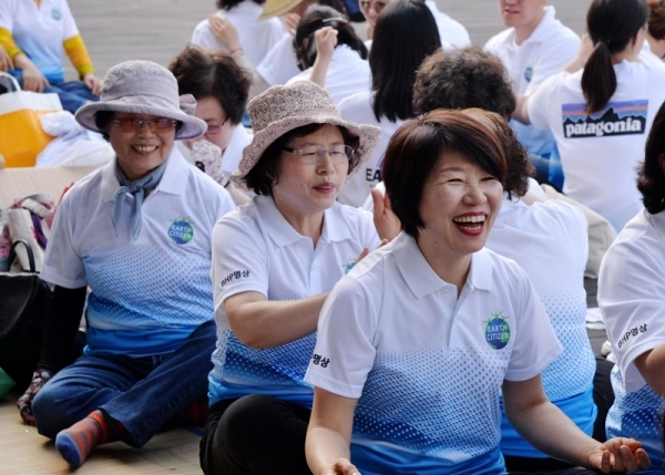 22일 수원 광교 호수공원에서 열린 '지구시민의 날 기념 - 제2회 지구시민 페스티벌'에서 경기국학기공협회의 명상 캠페인에서 시민들이 명상체험을 하고 있다. 윤원규기자