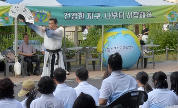 22일 수원 광교 호수공원에서 열린 '지구시민의 날 기념 - 제2회 지구시민 페스티벌'에서 경기국학기공협회의 명상 캠페인에서 시민들이 명상체험을 하고 있다. 윤원규기자