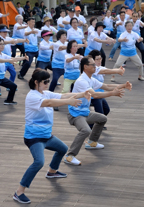 22일 수원 광교 호수공원에서 열린 '지구시민의 날 기념 - 제2회 지구시민 페스티벌'에서 경기국학기공협회의 명상 캠페인에서 시민들이 명상체험을 하고 있다. 윤원규기자