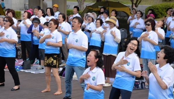 22일 수원 광교 호수공원에서 열린 '지구시민의 날 기념 - 제2회 지구시민 페스티벌'에서 경기국학기공협회의 명상 캠페인에서 시민들이 명상체험을 하고 있다. 윤원규기자