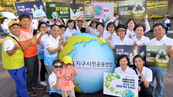 22일 수원 광교 호수공원에서 열린 '지구시민의 날 기념 - 제2회 지구시민 페스티벌'에서 건강한 지구를 만들기 위한 퍼포먼스를 하고 있다. 윤원규기자