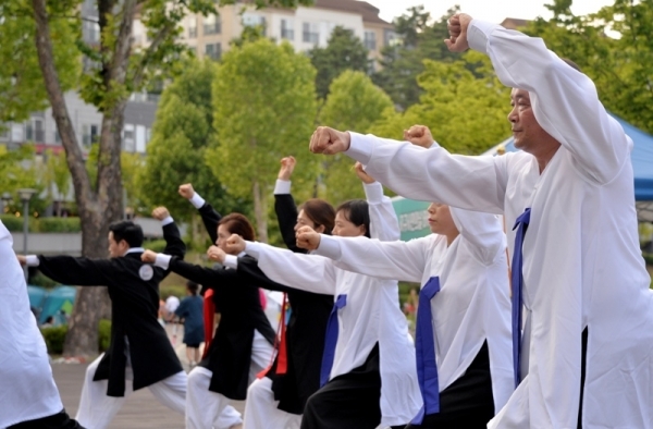 22일 수원 광교 호수공원에서 열린 '지구시민의 날 기념 - 제2회 지구시민 페스티벌'에서 경기국학기공협회의 명상 캠페인에서 시민들이 명상체험을 하고 있다. 윤원규기자