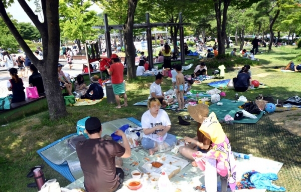 미세먼지 없이 맑고 쾌청한 날씨를 보인 23일 안산시 노적봉폭포공원을 찾은 시민들이 나무 그늘 아래서 가족들과 함께 휴일을 즐기고 있다. 전형민기자