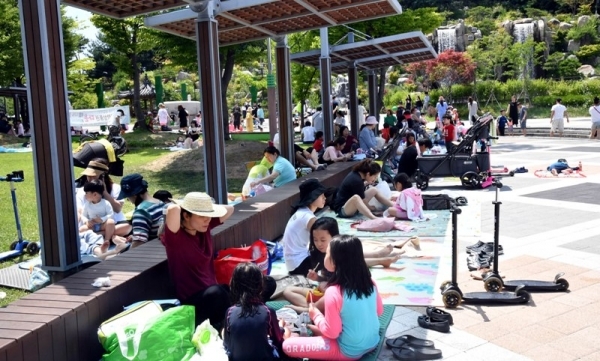 미세먼지 없이 맑고 쾌청한 날씨를 보인 23일 안산시 노적봉폭포공원을 찾은 시민들이 나무 그늘 아래서 가족들과 함께 휴일을 즐기고 있다. 전형민기자