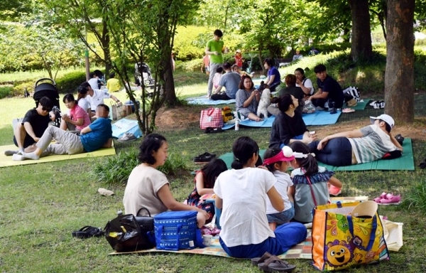 미세먼지 없이 맑고 쾌청한 날씨를 보인 23일 안산시 노적봉폭포공원을 찾은 시민들이 나무 그늘 아래서 가족들과 함께 휴일을 즐기고 있다. 전형민기자