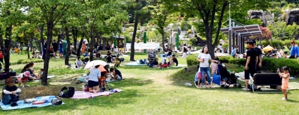 미세먼지 없이 맑고 쾌청한 날씨를 보인 23일 안산시 노적봉폭포공원을 찾은 시민들이 나무 그늘 아래서 가족들과 함께 휴일을 즐기고 있다. 전형민기자