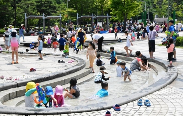미세먼지 없이 맑고 쾌청한 날씨를 보인 23일 안산시 노적봉폭포공원을 찾은  어린이들이 물놀이를 즐기며 더위를 식히고 있다. 전형민기자