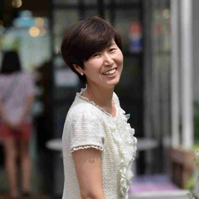 ▲ 파주 출생. <시조시학>으로 등단. 한양대학교 국어국문학과 박사과정 수료. 열린시학상, 나혜석 문학상(우수상) 수상.
