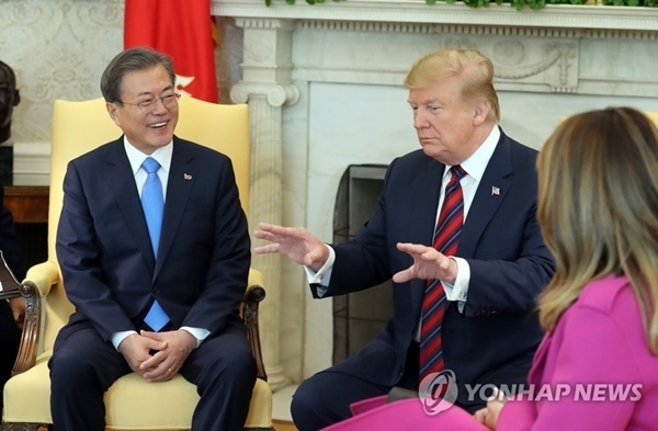 문재인 대통령과 도널드 트럼프 미국 대통령이 지난 4월 워싱턴 백악관 오벌오피스에서 단독회담을 하고 있는 모습. 연합뉴스
