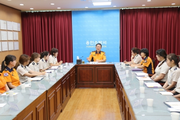 서은석 서장이 여직원들과 소통공감하기 위해 대화의 시간을 진행하고있다..