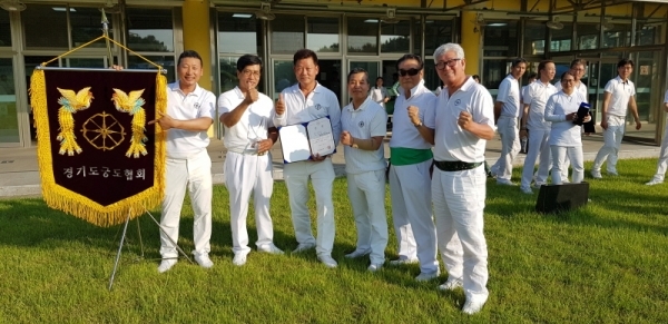 홍인식(사진 오른쪽) 동두천시 궁도협회장과 5명의 동두천 대표 선수단.