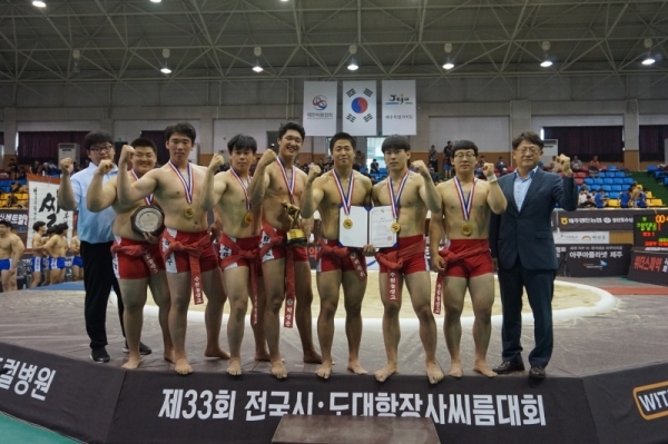 20일 제주특별자치도 성산국민체육센터에서 열린 제33회 전국시ㆍ도대항장사씨름대회 고등부 단체전에서 인천 부평고를 누르고 올해 첫 전국대회 우승을 차지한 수원농생명과학고 선수단이 기념촬영을 하고 있다.대한씨름협회 제공