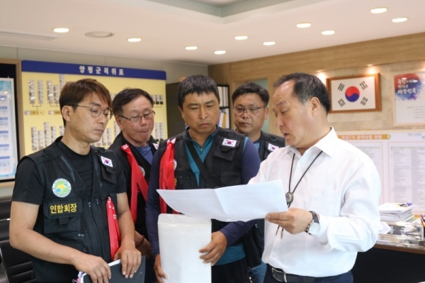 2시간에 걸친 마라톤 회의를 마친 후 정동균 양평 군수가 건설기계 연합회 간부들에게 양평군직제개편안을 보여주며 설명을 하고 있다.