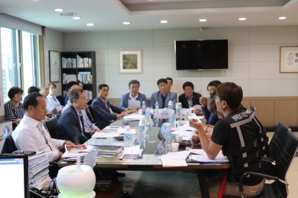 7월1일 양평군 건설기계연합회의 대규모 집회가 예고된 가운데 6월24일 오후4시 양평군수 집무실에서 정동균 군수와 건설기계연합회 간부들의 대책회의가 열리고 있다.