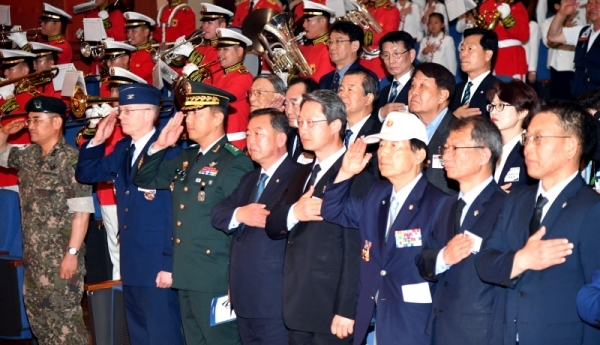 ‘6·25 한국전쟁 제69주년 기념식’이 열린 25일 경기도경제과학진흥원 경기홀에서 김희겸 경기도 행정1부지사, 신현기 대한민국 6·25 참전유공자회 경기도지부장, 신항철 경기일보 대표이사 사장 등 내빈을 비롯한 보훈단체장과 참전유공자 등 참석자들이 국민의례를 하고 있다.전형민기자