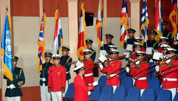 25일 경기도경제과학진흥원 경기홀에서 열린 ‘6·25 한국전쟁 제69주년 기념식’에서 UN 참전국 국기가 입장하고 있다. 전형민기자
