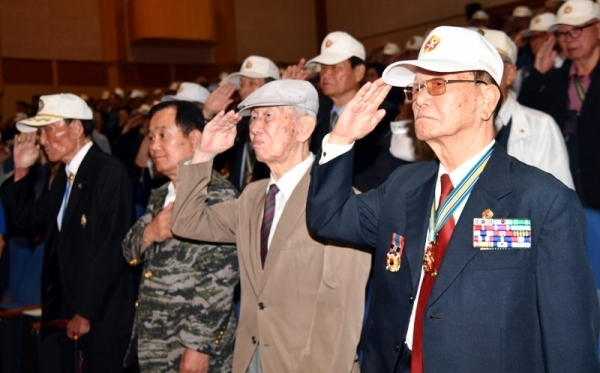‘6·25 한국전쟁 제69주년 기념식’이 열린 25일 경기도경제과학진흥원 경기홀에서  6.25 한국전쟁 참전용사 등 참석자들이 국기에 대한 경례를 하고 있다.전형민기자