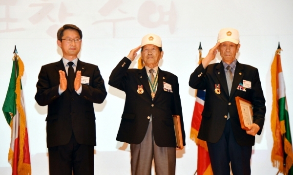 ‘6·25 한국전쟁 제69주년 기념식’이 열린 25일 경기도경제과학진흥원 경기홀에서 김희겸 경기도 행정1부지사가 6.25참전유공자에 대한 표창을 하고 있다.전형민기자