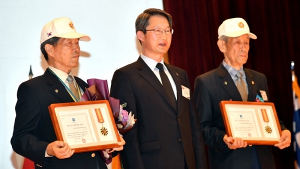 ‘6·25 한국전쟁 제69주년 기념식’이 열린 25일 경기도경제과학진흥원 경기홀에서 김희겸 경기도 행정1부지사가 6.25참전유공자에 대한 표창을 하고 있다.전형민기자