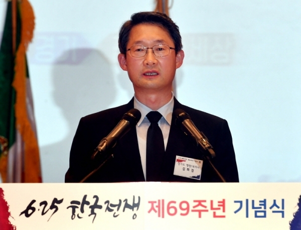 ‘6·25 한국전쟁 제69주년 기념식’이 열린 25일 경기도경제과학진흥원 경기홀에서 김희겸 경기도 행정1부지사가 기념사를 하고 있다.전형민기자