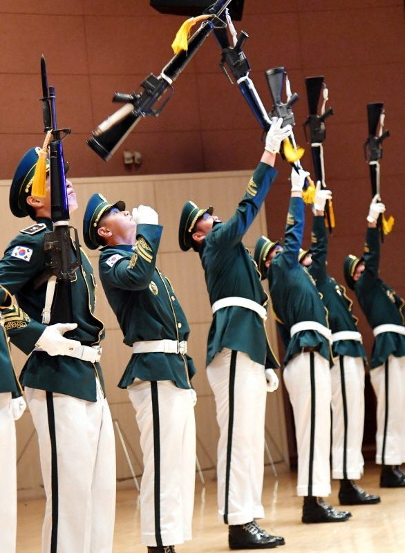 25일 경기도경제과학진흥원 경기홀에서 열린 ‘6·25 한국전쟁 제69주년 기념식’에서 지상작전사령부 의장대가 시범을 보이고 있다.전형민기자