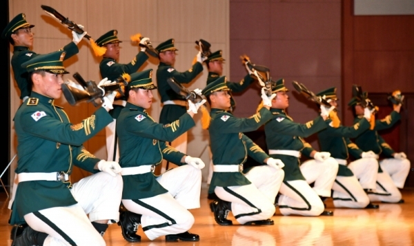 25일 경기도경제과학진흥원 경기홀에서 열린 ‘6·25 한국전쟁 제69주년 기념식’에서 지상작전사령부 의장대가 시범을 보이고 있다.전형민기자