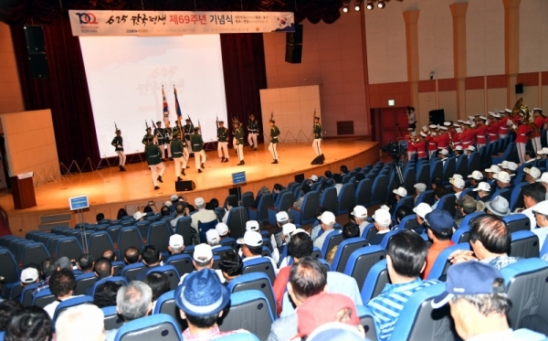 25일 경기도경제과학진흥원 경기홀에서 열린 ‘6·25 한국전쟁 제69주년 기념식’에서 UN 참전국 국기가 입장하고 있다. 전형민기자