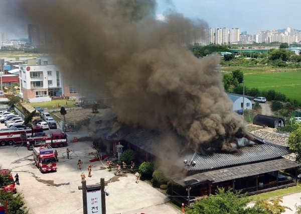 25일 13시 18분께 수원시 권선구 곡반정동의 한 한옥 음식점에서 화재가 발생, 시커먼 연기가 하늘로 치솟고 있다. 이 불로 식사를 하던 20명이 긴급 대피했으며 4명이 연기를 흡입해 병원으로 옮겨졌다. 윤원규기자