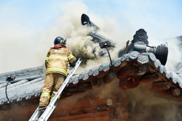 25일 13시 18분께 수원시 권선구 곡반정동의 한 한옥 음식점에서 화재가 발생, 한옥 기와 밑의 공간의 잔불정리를 위해 소방관들이 지붕에 올라가서 작업을 하고 있다. 윤원규기자