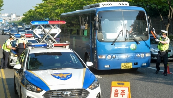 25일 오전 인천 부평구 삼산동 주공아파트 앞 도로에서 경찰관이 음주운전 단속을 하고 있다.조주현기자