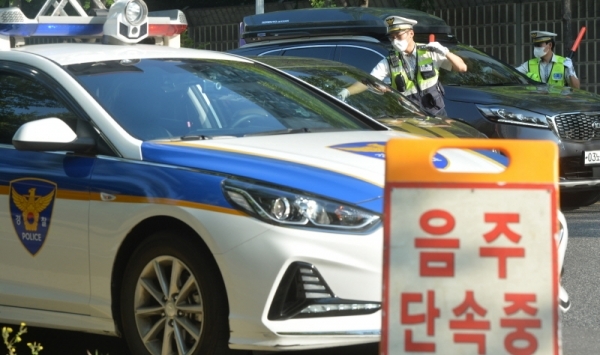 음주운전 단속 기준을 강화한 도로교통법 개정안이 시행된 첫날인 25일 오전 인천 부평구 삼산동 주공아파트 앞 도로에서 경찰관들이 음주운전 단속을 하고 있다.조주현기자