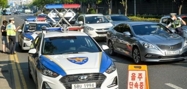 음주운전 단속 기준을 강화한 도로교통법 개정안이 시행된 첫날인 25일 오전 인천 부평구 삼산동 주공아파트 앞 도로에서 경찰관들이 음주운전 단속을 하고 있다.조주현기자