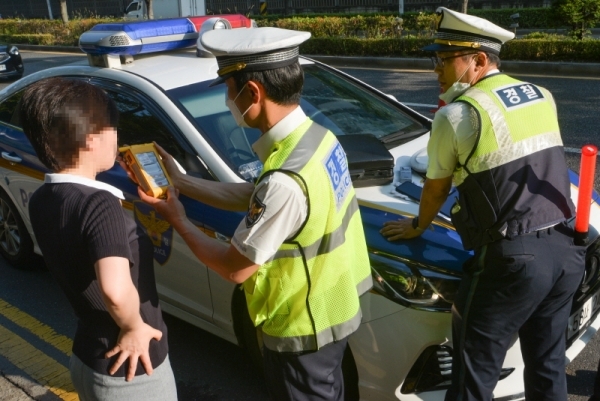 음주운전 단속 기준을 강화한 도로교통법 개정안이 시행된 첫날인 25일 오전 인천 부평구 삼산동 주공아파트 앞 도로에서 음주감지기에 적발된 한 운전자가 음주측정을 하고 있다.조주현기자