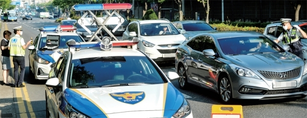 도로교통법 개정안 시행 첫날인 25일 오전 인천 부평구 삼산동 주공아파트 앞 도로에서 경찰관이 음주운전 단속을 하고 있다. 조주현기자