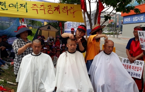 시흥 거모 토지•지장물 통합대책위원회가 26일 LH광명시흥사업단 앞에서 단식에 이어 강력한 투쟁을 예고한 삭발식을 하고 있다.(가운데 원정재 위원장)