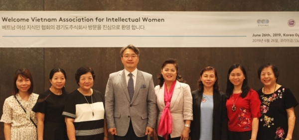이석훈 경기도주식회사 대표이사와 베트남여성지식인협회 회원들이 경기도 우수 중소기업의 성공적인 베트남 진출을 기원하며 기념촬영을 하고 있다.경기도주식회사 제공