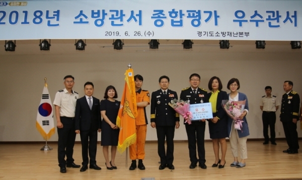 이형철 소방재난본부장과 용인소방서 관계자들이 우수상 수상 후 기념촬영을 하고 있다.