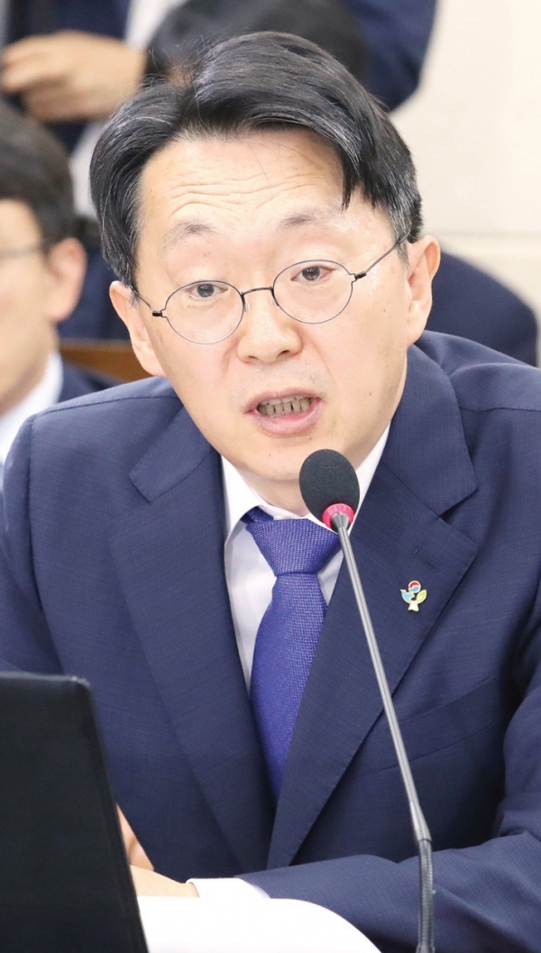 김현준 국세청장 후보자가 26일 오전 국회에서 열린 인사청문회에서 의원들의 질의에 답하고 있다. 연합뉴스
