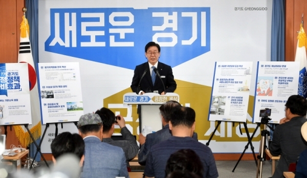 이재명 경기도지사가 27일 경기도청 브리핑룸에서 취임 1주년 기자회견을 하고 있다.전형민기자