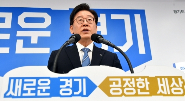 이재명 경기도지사가 27일 경기도청 브리핑룸에서 취임 1주년 기자회견을 하고 있다.전형민기자