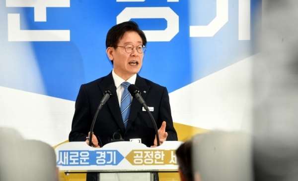 이재명 경기도지사가 27일 경기도청 브리핑룸에서 취임 1주년 기자회견을 하고 있다.전형민기자